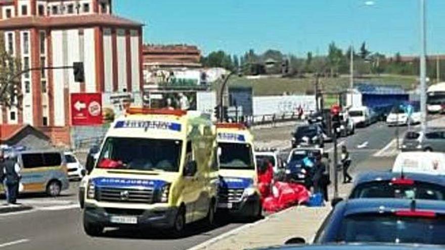 Los servicios de emergencias atienden a la herida en el lugar del accidente.