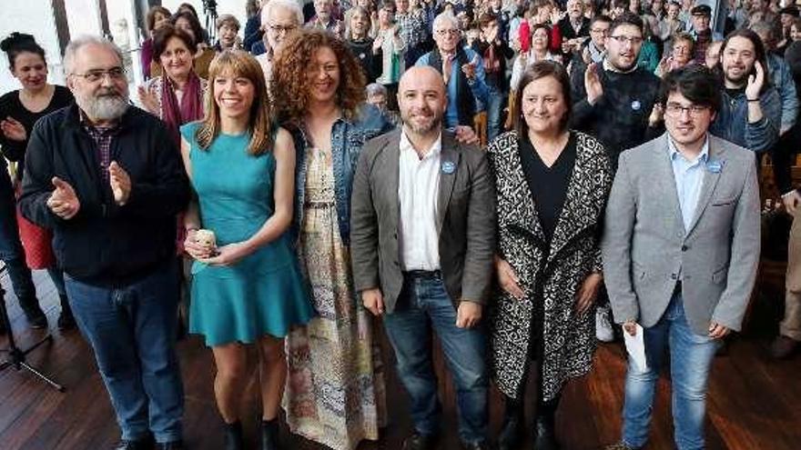 Villares, con los candidatos de En Marea en el Museo do Mar. // M. G. Brea