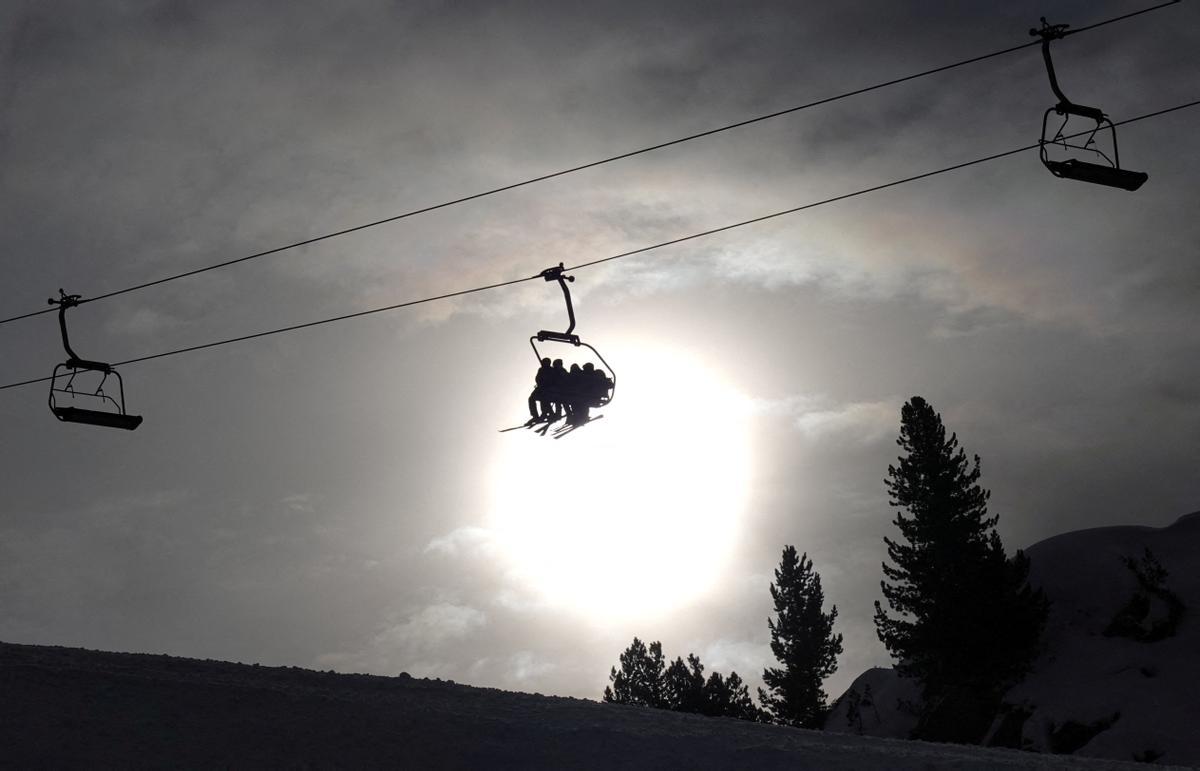 Esquiadores en un telesilla en un completo de ski australiano.