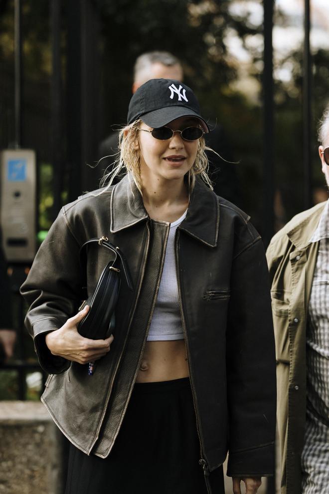 Gigi Hadid con chaqueta de cuero