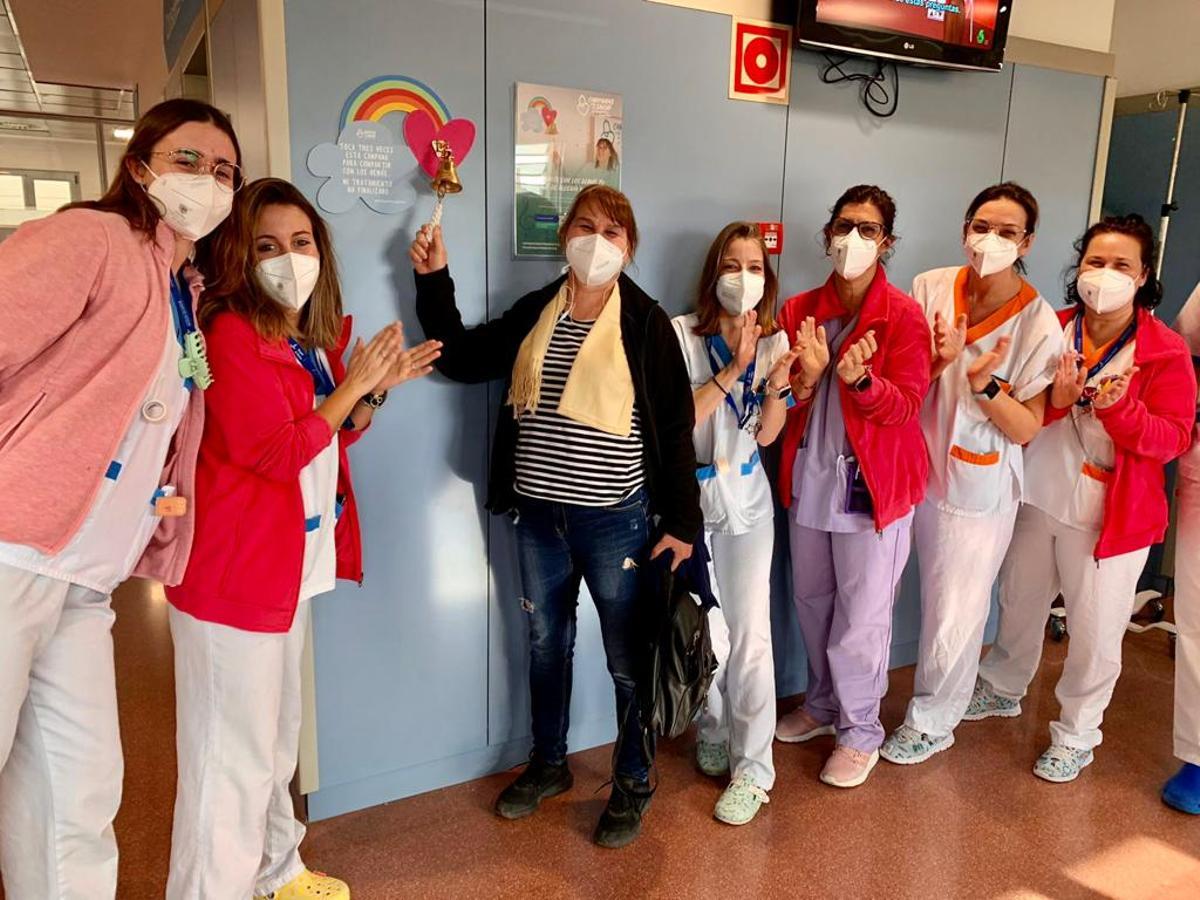 Una paciente toca la campana al recibir el alta