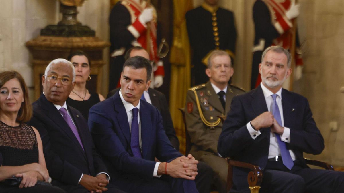 El rey Felipe VI y el presidente del Gobierno, Pedro Sánchez (c) y el presidente del Consejo Europeo, Antonio Costa, durante el acto de conmemoración del XL aniversario de la firma del Tratado de Adhesión a España a las Comunidades Europeas, este jueves en el Palacio Real.