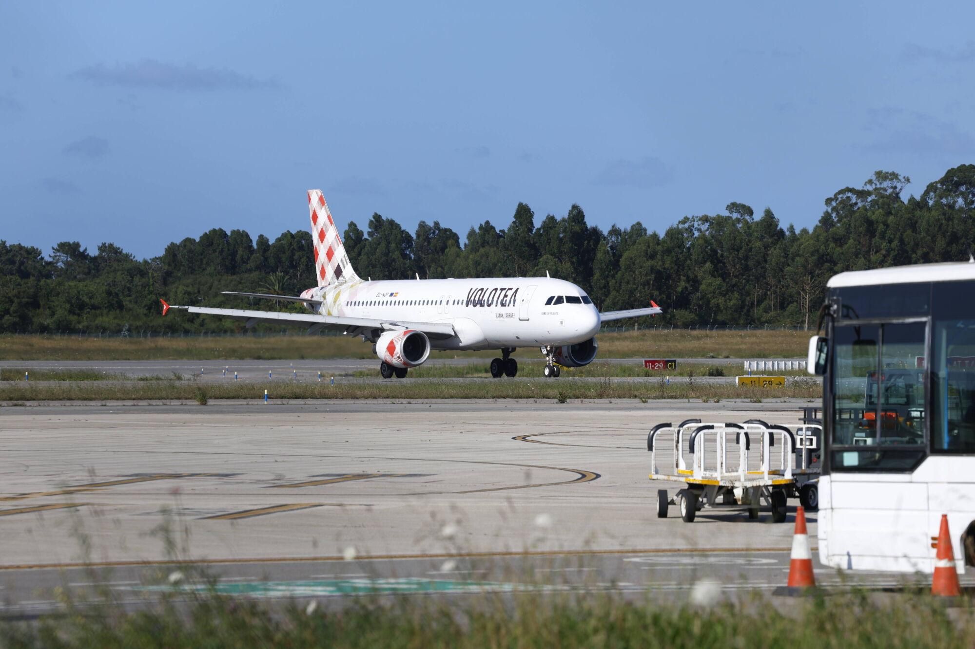 EN IMÁGENES: Llegada a Asturias del avión del Volotea que succionó a un hombre en el aeropuerto de Milán Bérgamo