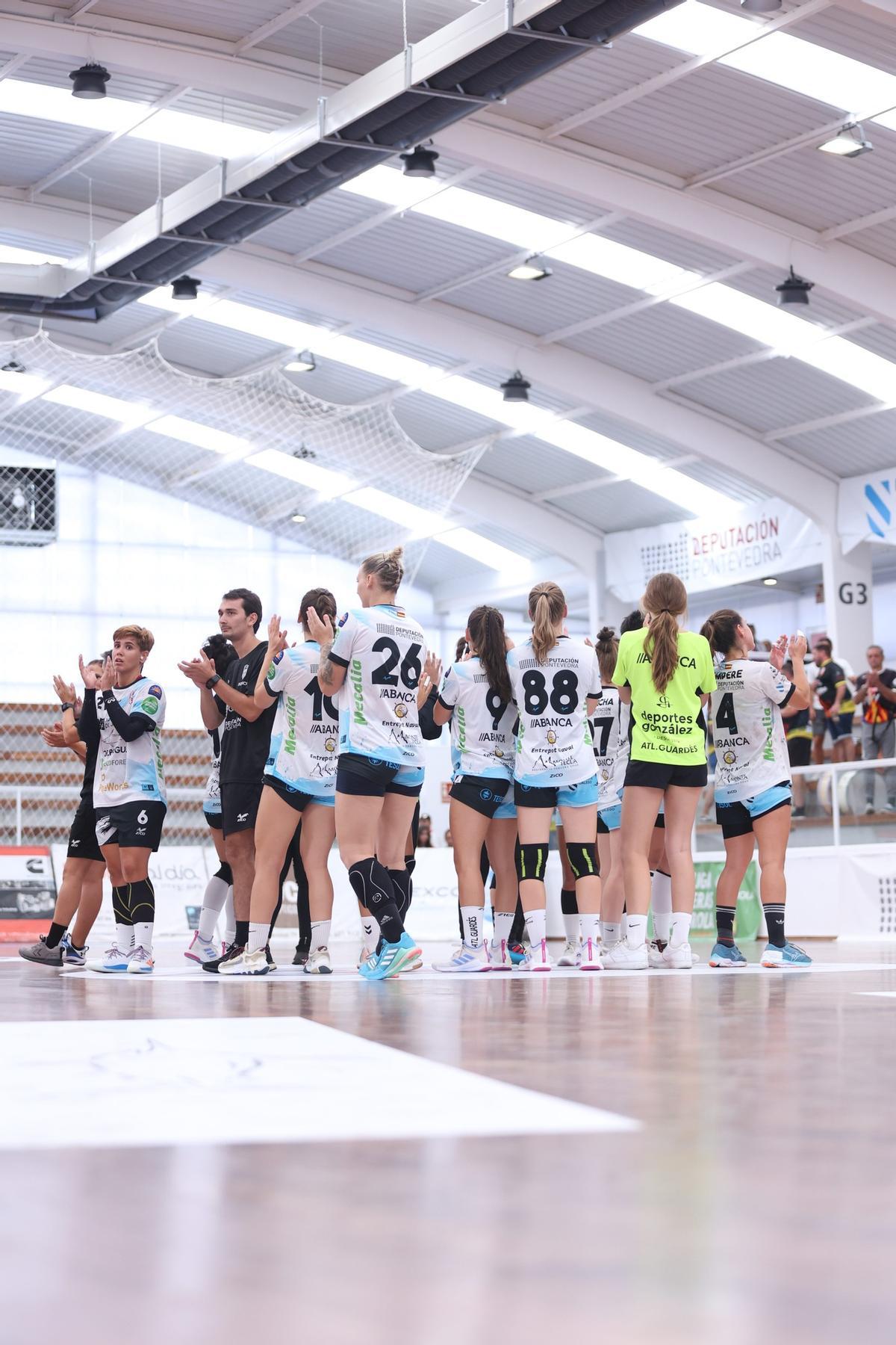 Las jugadoras del Mecalia agradecen el apoyo de la afición en un encuentro reciente.