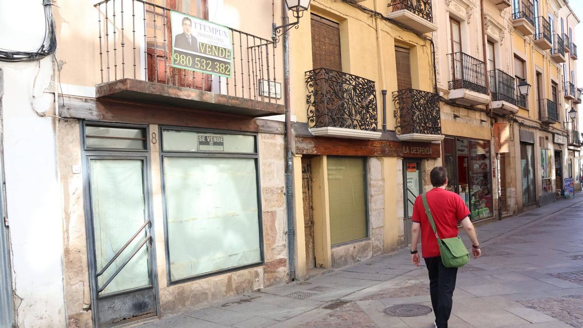 Locales sin actividad en la calle Ramos Carrión.