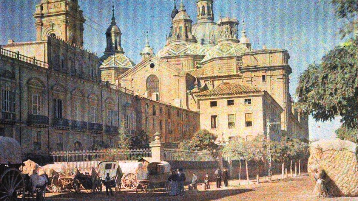 Soleada escena tomada en la terrosa ronda denominada como paseo del Ebro a espaldas de la Puerta del Ángel y la Casa Consistorial en 1910