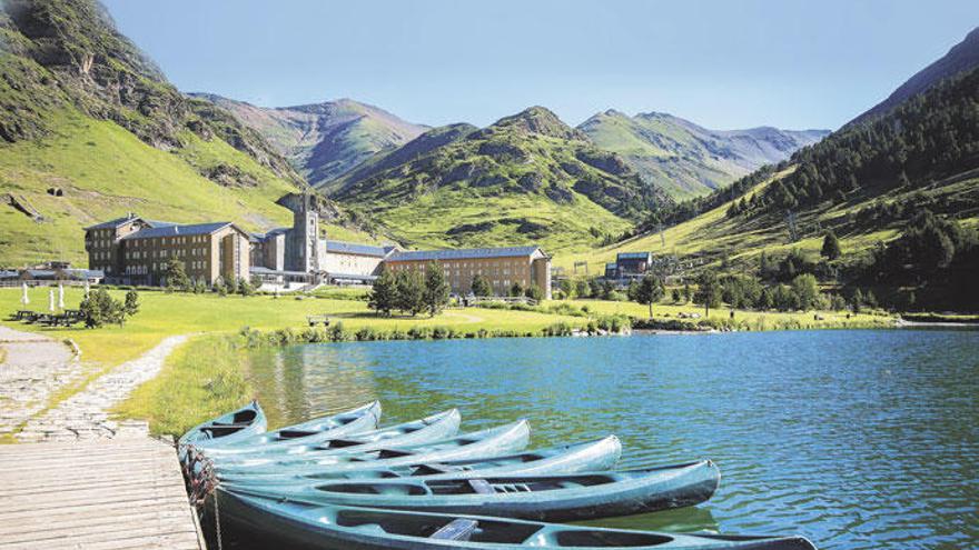 Les passejades en barca o canoa pel llac desgelat són una de les activitats a realitzar durant l&#039;època d&#039;estiu