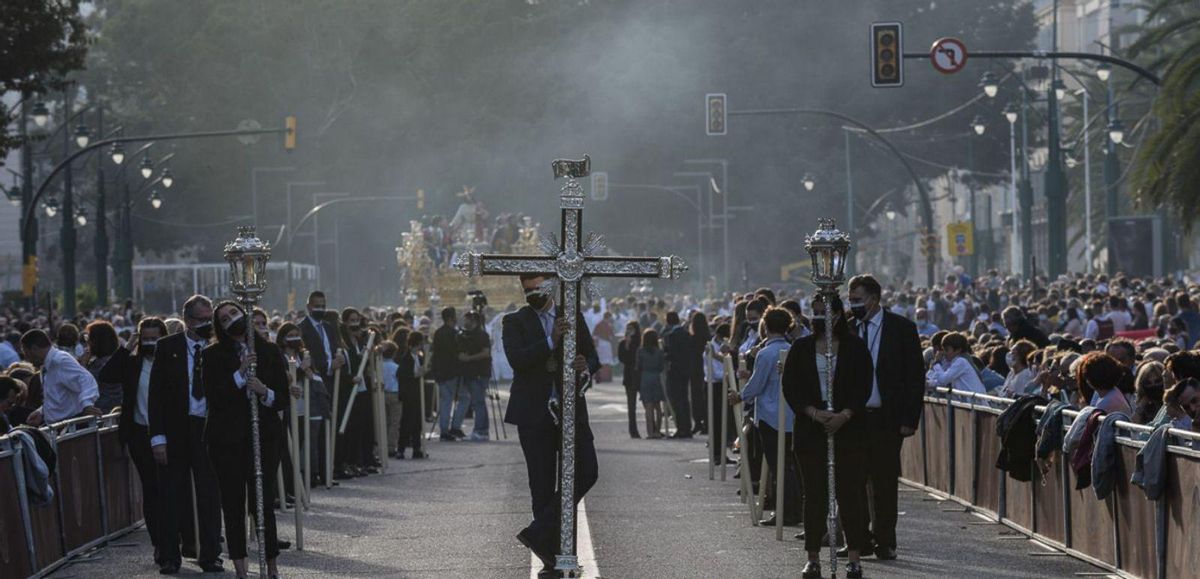 En la calle Larios, muchos tronos tuvieron que discurrir bajo las luces de Navidad. | GREGORIO MARRERO