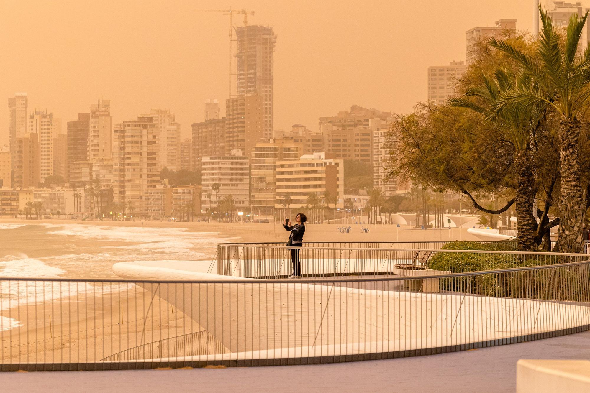 La borrasca "Celia" tiñe de amarillo con polvo del desierto los cielos de Alicante en una situación de la que no había precedentes