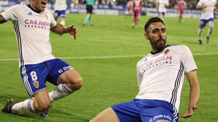 Borja Iglesias (derecha) celebra uno de los tres goles con el Zaragoza al Valladolid. // Efe