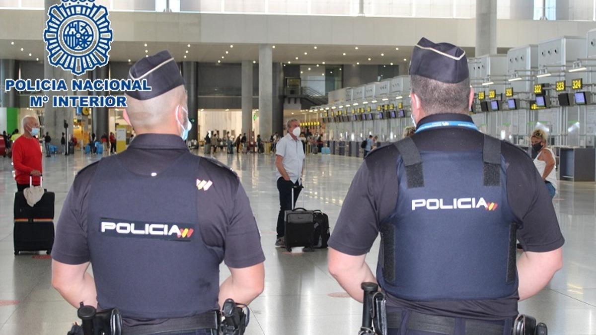 Agentes de la Policía Nacional en el aeropuerto de Málaga.