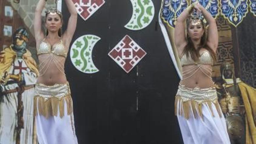 Dos bailarinas en el escenario y una pareja mora.