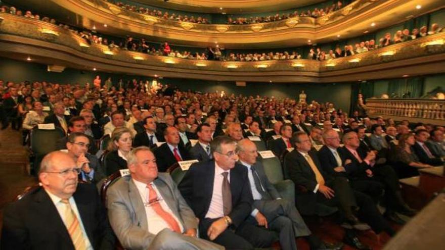 Imagen del mismo acto en un Teatro Principal abarrotado y con Maira Amorós (izquierda segunda fila) empresarios, políticos y economistas.