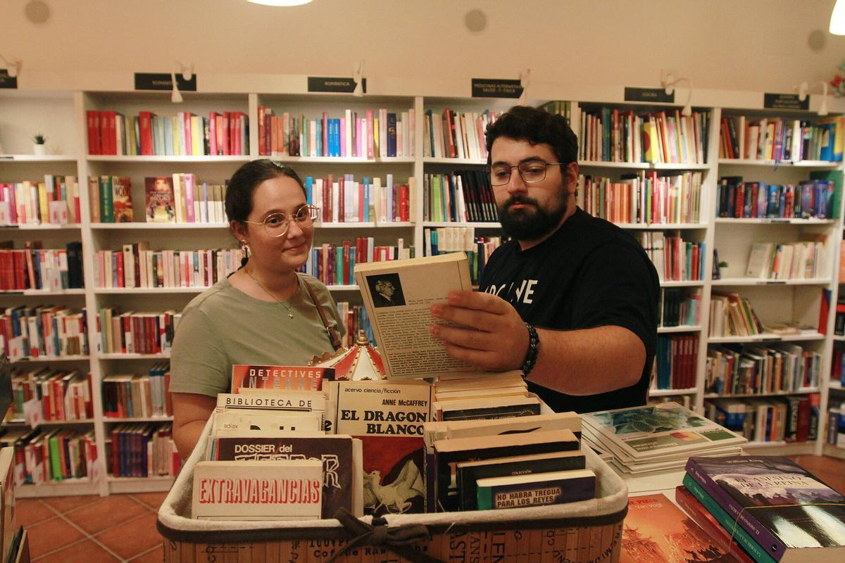 Dos personas en la librería Re-Read.
