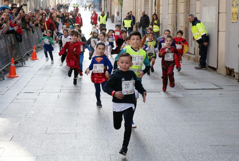 El centro de Vigo fue esta mañana una pista de atletismo improvisada para acoger la sexta edición de la Carreira Popular de Entroido