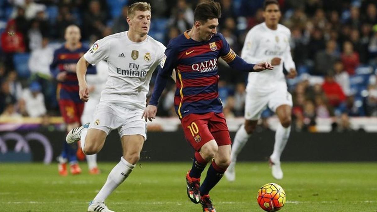 Messi, perseguido por Kroos, durante el partido en el Bernabéu.