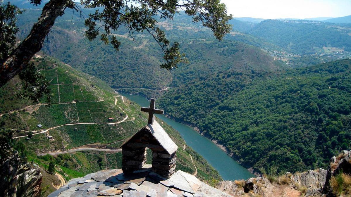 Perspectiva da Torre de Hércules (A Coruña). Abaixo: paisaxe da Ribeira Sacra. | // FDV