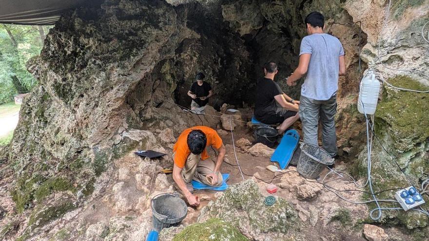 La campanya d'excavacions a les coves de Serinyà incideix sobre la prehistòria paleolítica