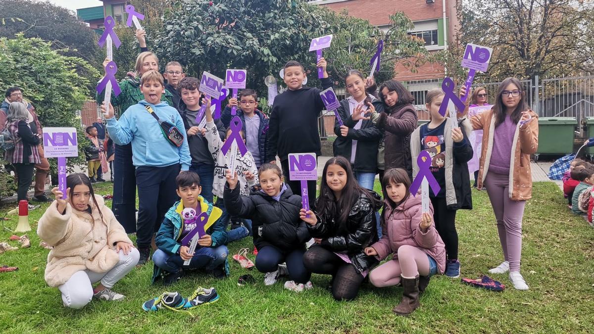 Los centros educativos de Gijón conmemoran el 25N (en imágenes).