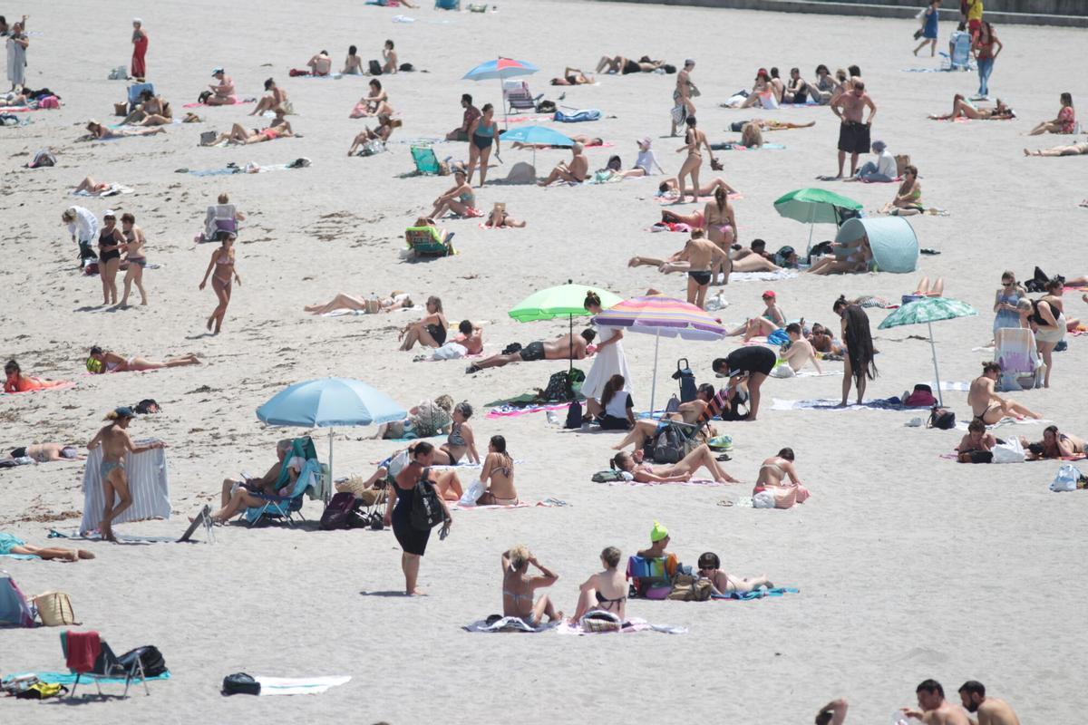 GENTE TOMANDO EL SOL EN RIAZOR