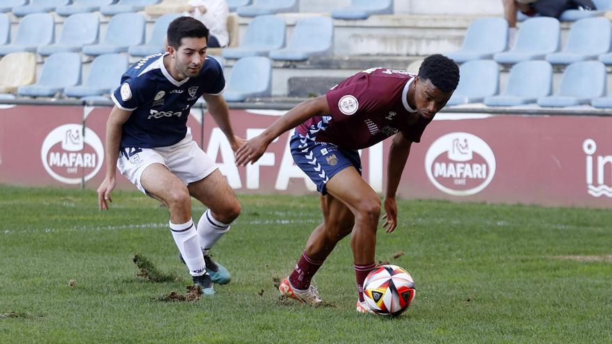 Exhibición del Pontevedra para doblegar al Marino y seguir líderes (2-1)