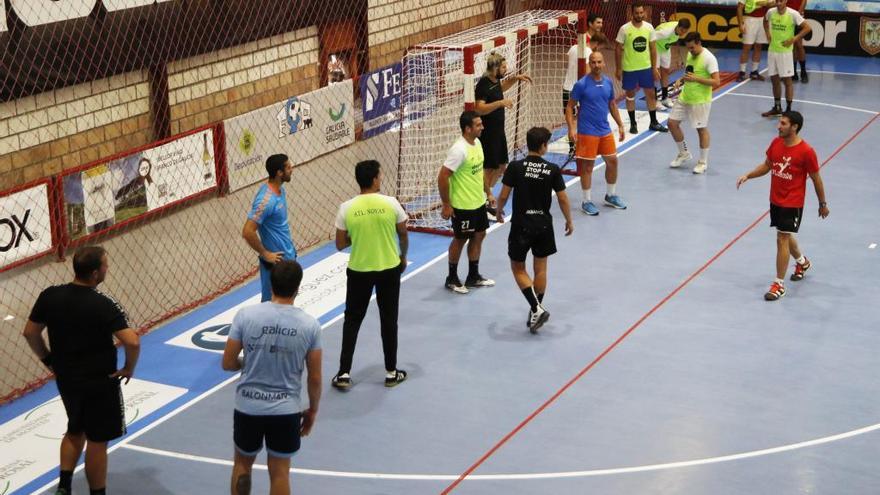 Uno de los entrenamientos de pretemporada del Novás. // Alba Villar