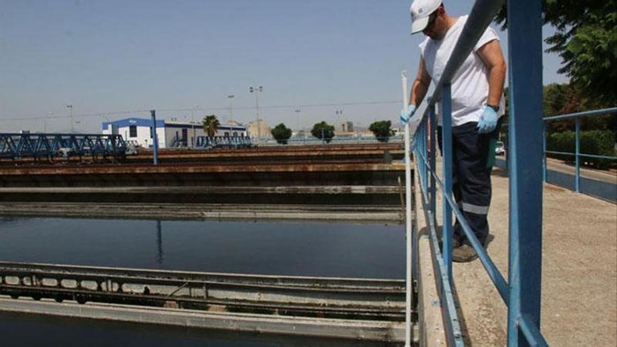 Un operario trabaja en una depuradora.