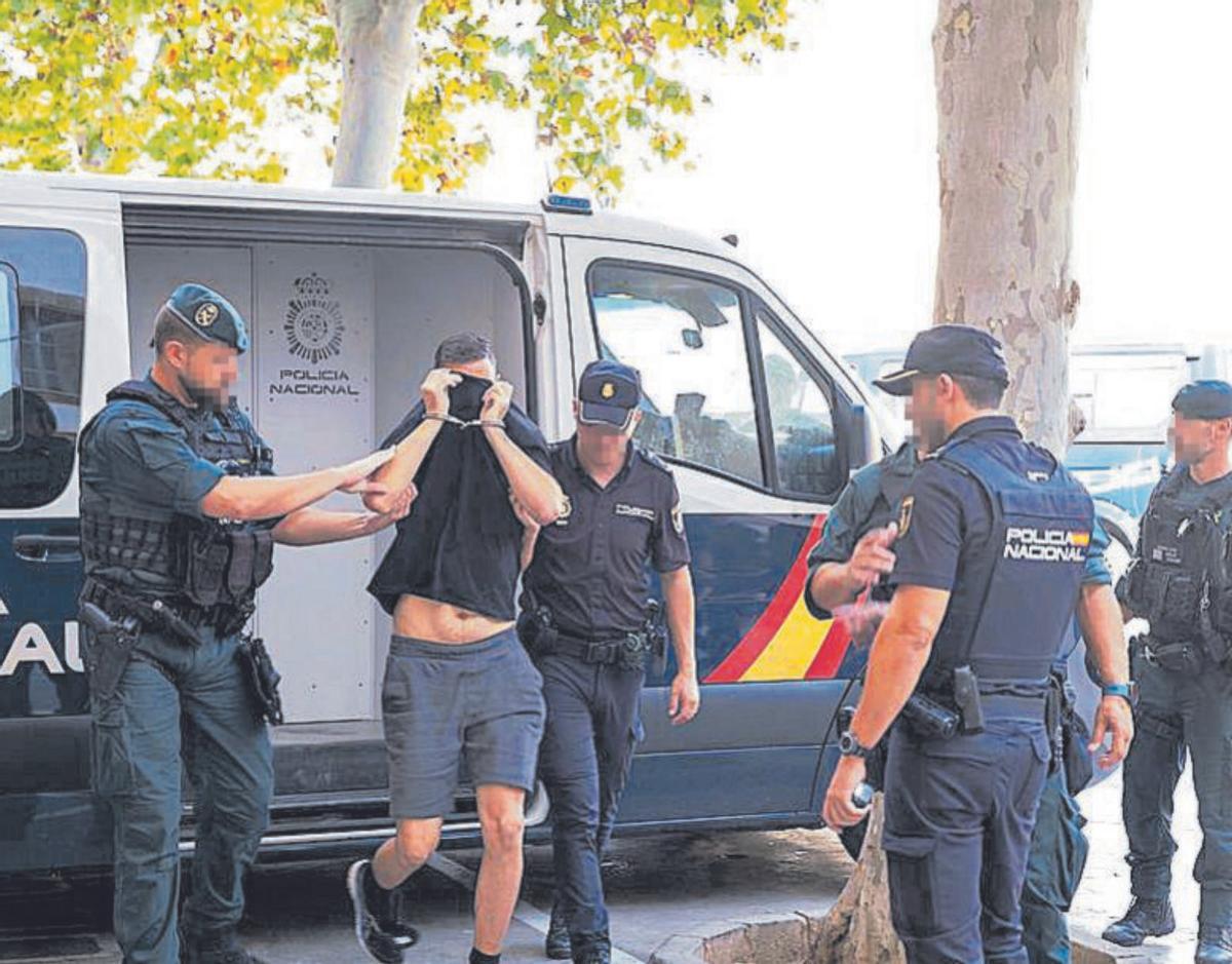 Los detenidos en la operación, en el juzgado.
