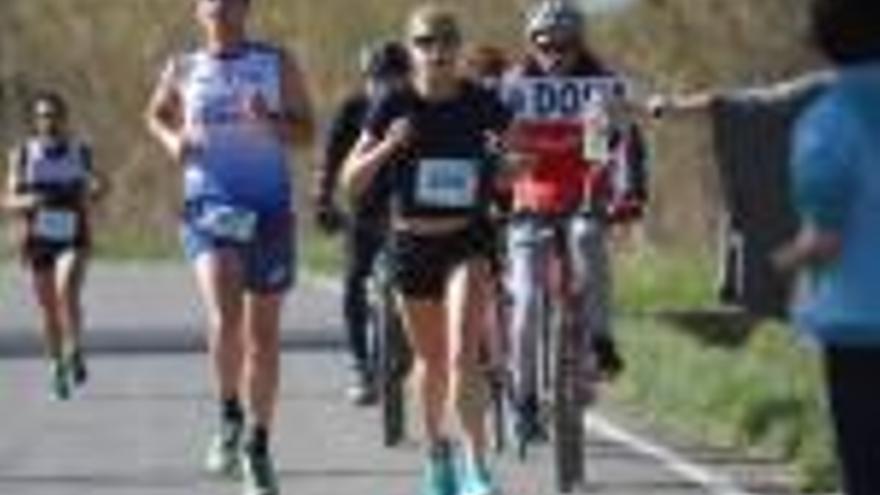 Imatge dels vencedors a la Mitja Marató de Banyoles.