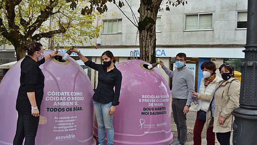 Contenedores de vidrio en la plaza Pascual Veiga.   | // FDV