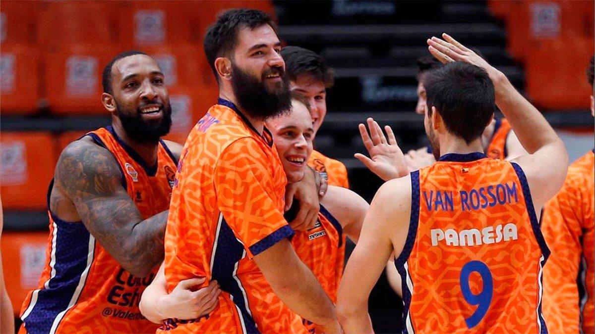 Los jugadores del Valencia celebrando la victoria