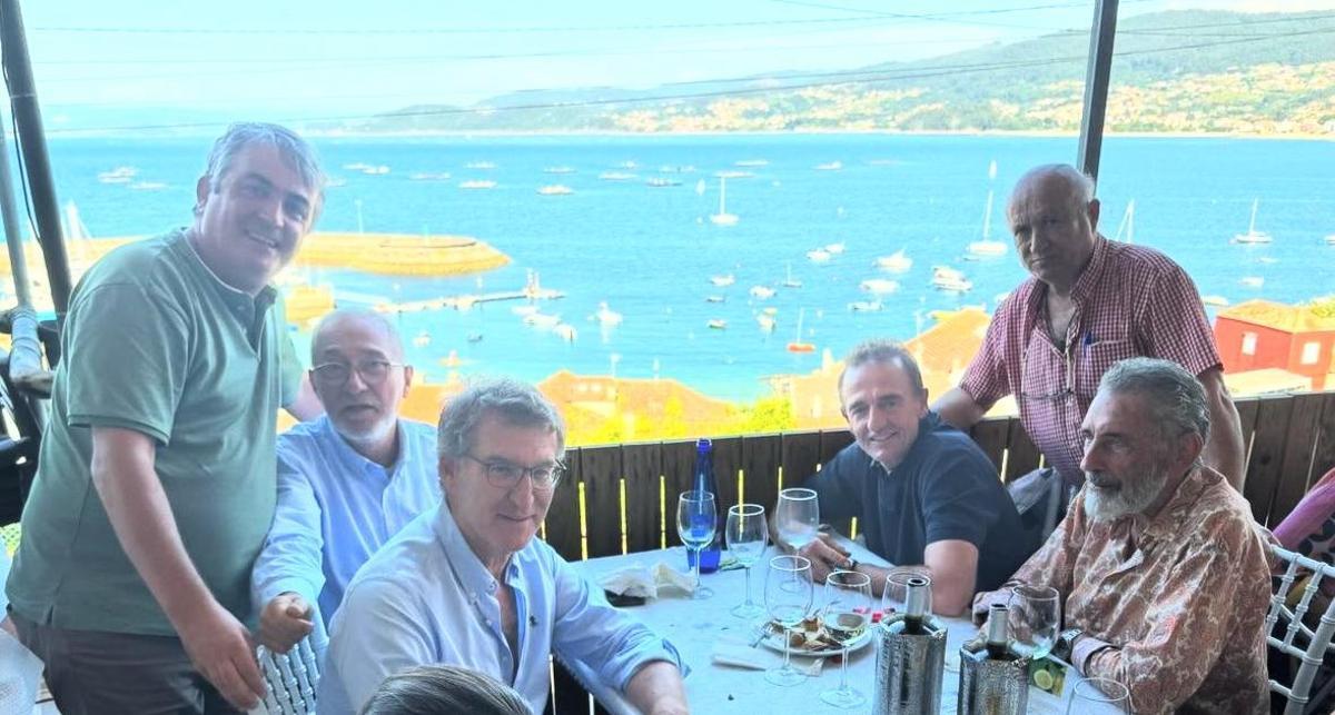 El curo de Bueu, de pie a la izquierda; Javier Sardá, Núñez Feijóo, Carlos Mouriño Alessandro Lequio y Manuel Bouzón
