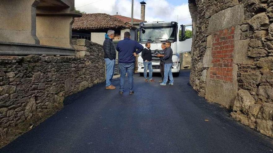 Completan pavimentaciones en Sanxurdo  |  El alcalde lalinense, Rafael Cuiña, y el concejal delegado del Rural, Miguel Medela, comprobaron ayer por la mañana el estado de los trabajos de las pavimentaciones efectuadas en el lugar de Sanxurdo, en la parroquia de Cristimil. La obra afectó a una zona de 1.358 metros cuadrados y la inversión de la misma ascendió a 16.000 euros. El Concello remarca que esta intervención forma parte del paquete de 17 pistas municipales incluidas en un programa al que en su totalidad fueron destinados unos 400.000 euros.