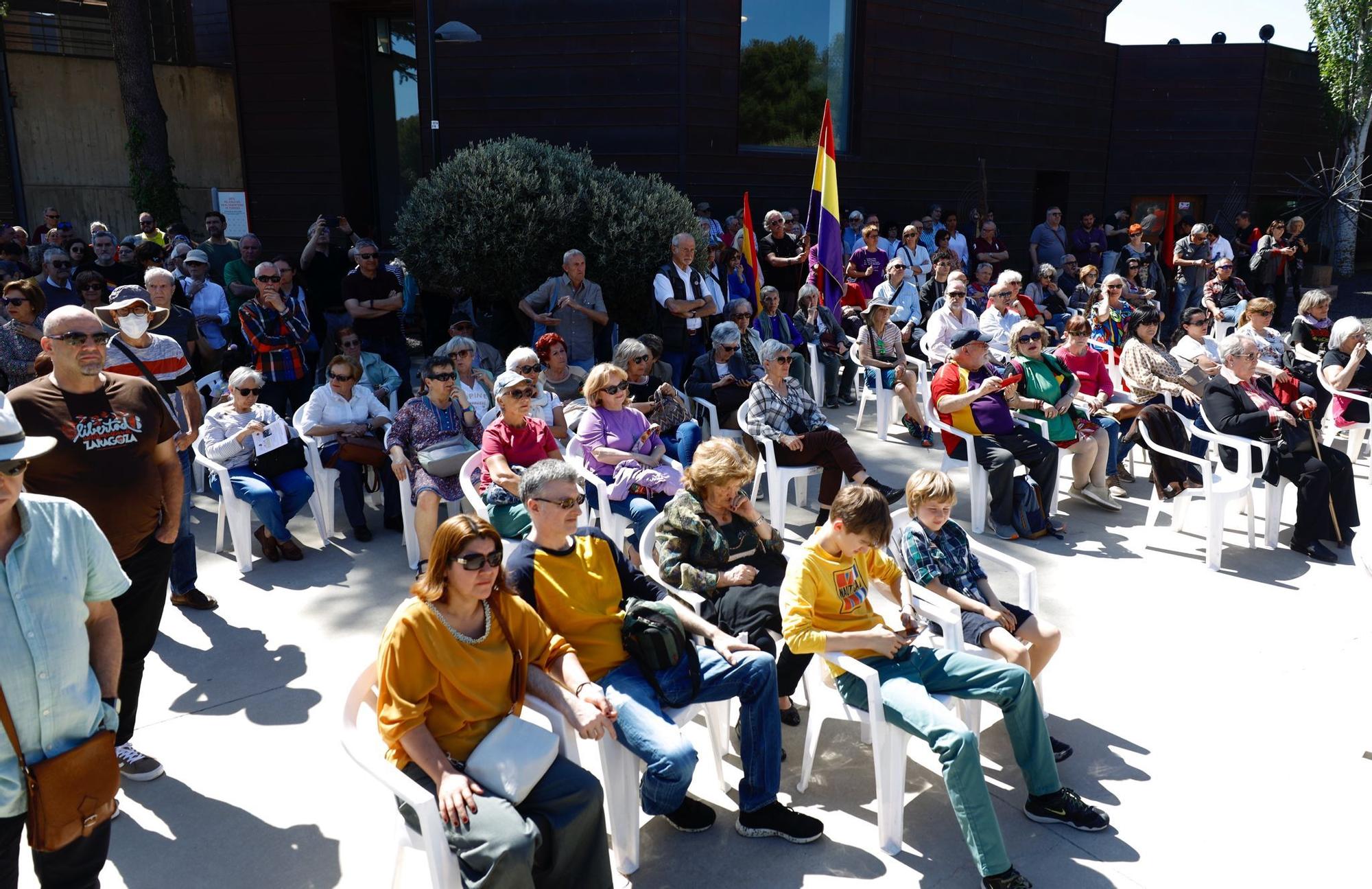 En imágenes | El cementerio de Torrero acoge un emotivo homenaje por el día de la República