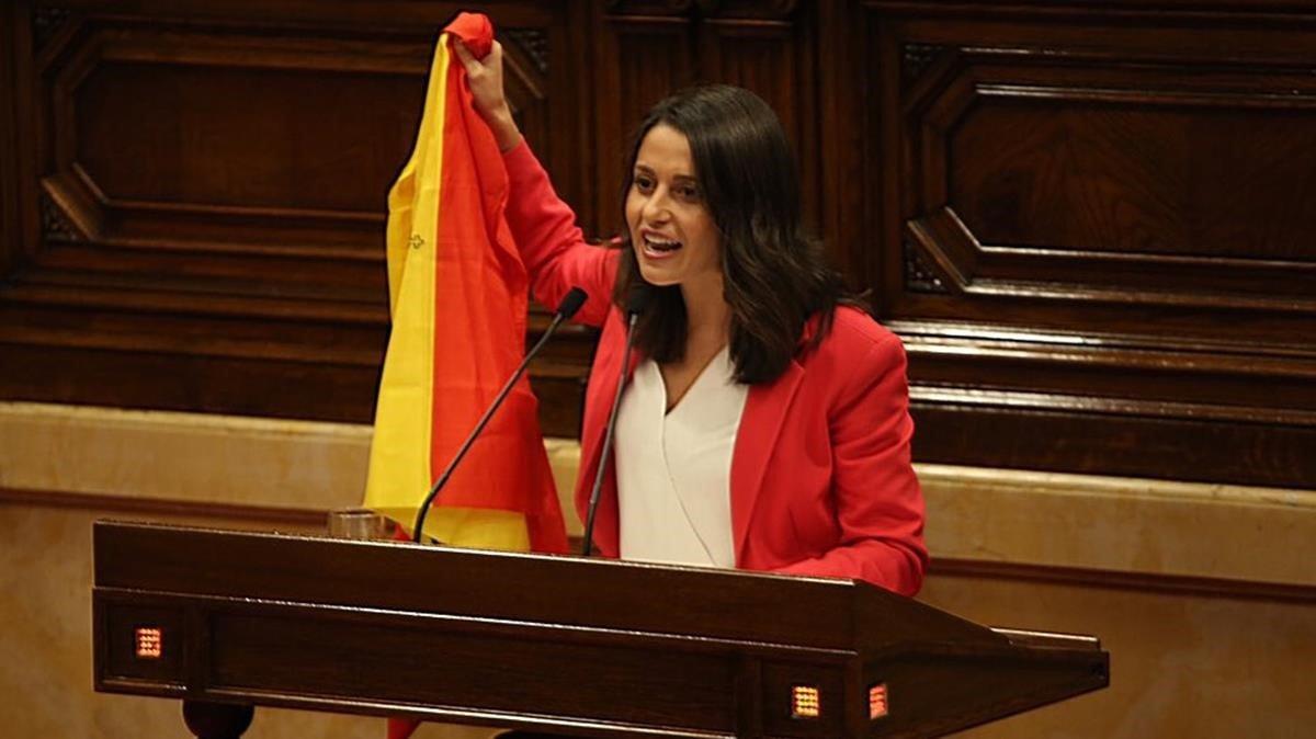 La líder de la oposición, Inés Arrimadas, esgrime una bandera de España.