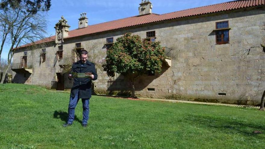 Francisco Vilariño presentó las guías sobre el Pazo de Liñares en los jardines de la casona.