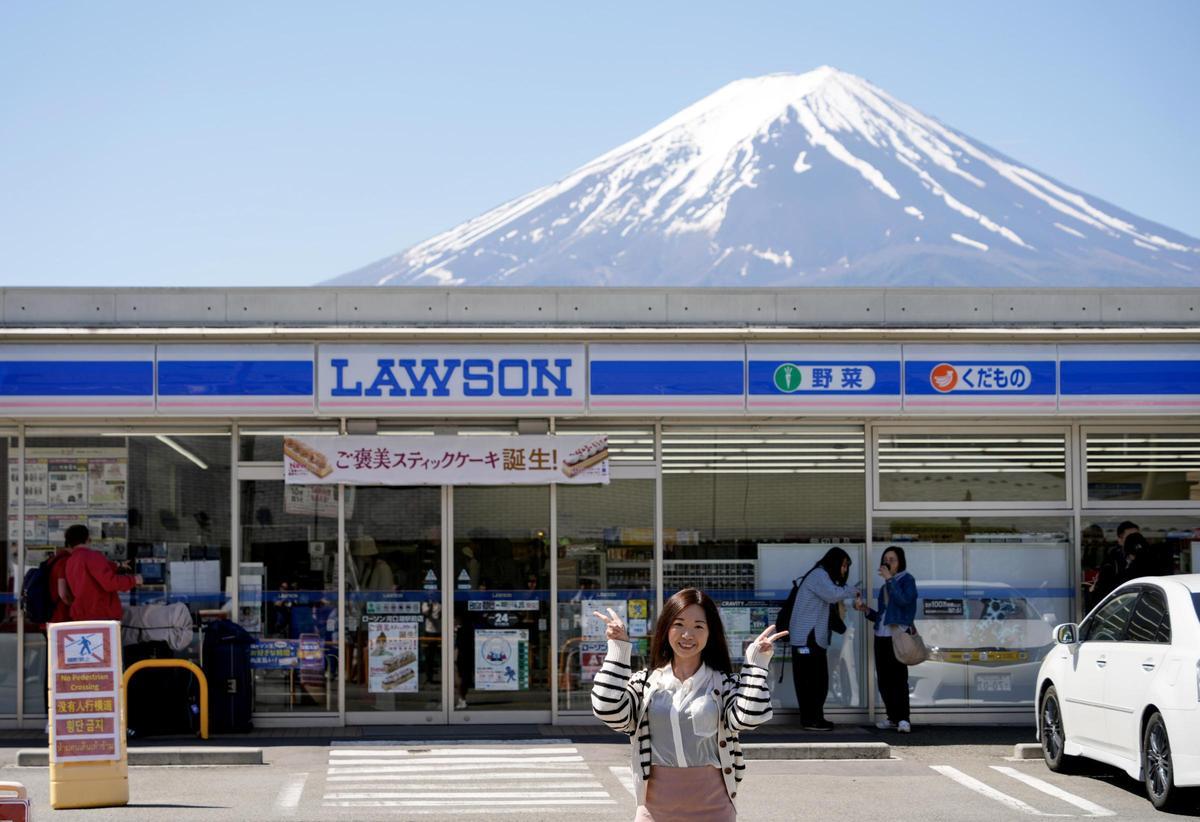 Una ciudad japonesa bloquea la vista del Monte Fuji ante el turismo masivo