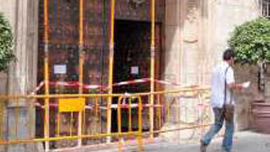 Patrimonio pide a Conselleria permiso para reformar la puerta del Consistorio