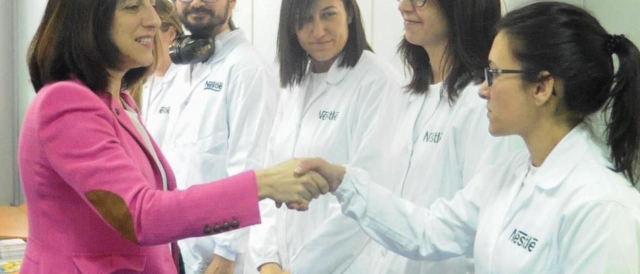 Trabajadoras de Nestlé durante una visita de la conselleira Ángeles Vázquez.