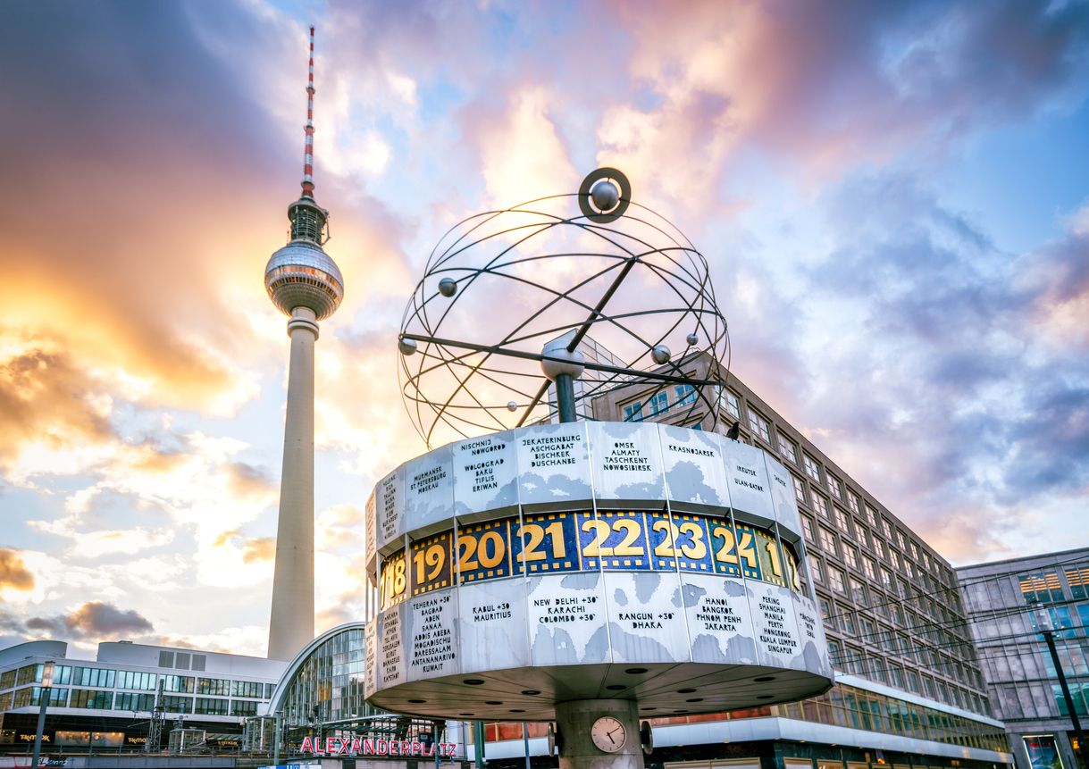 Reloj mundial y torre de televisión en Alexanderplatz en Berlín