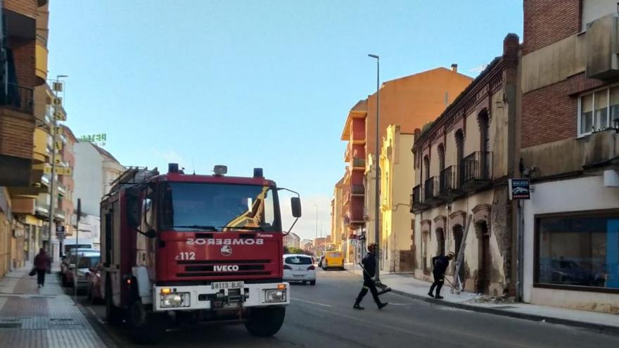 Los bomberos precintan un edificio en Benavente por la caída parcial de la fachada