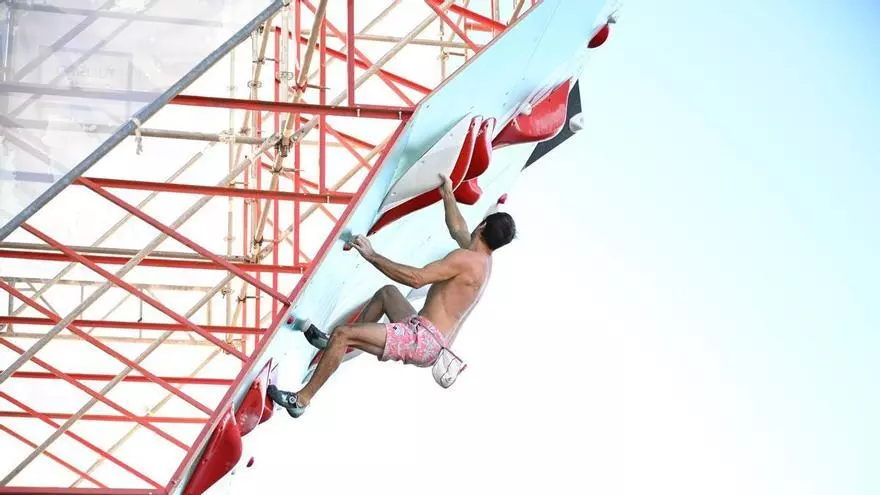 Chris Sharma prueba el Psicobloc de GRAVITEO A Coruña Xacobeo