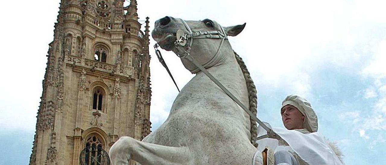 El heraldo de La Balesquida, en la plaza de la Catedral.