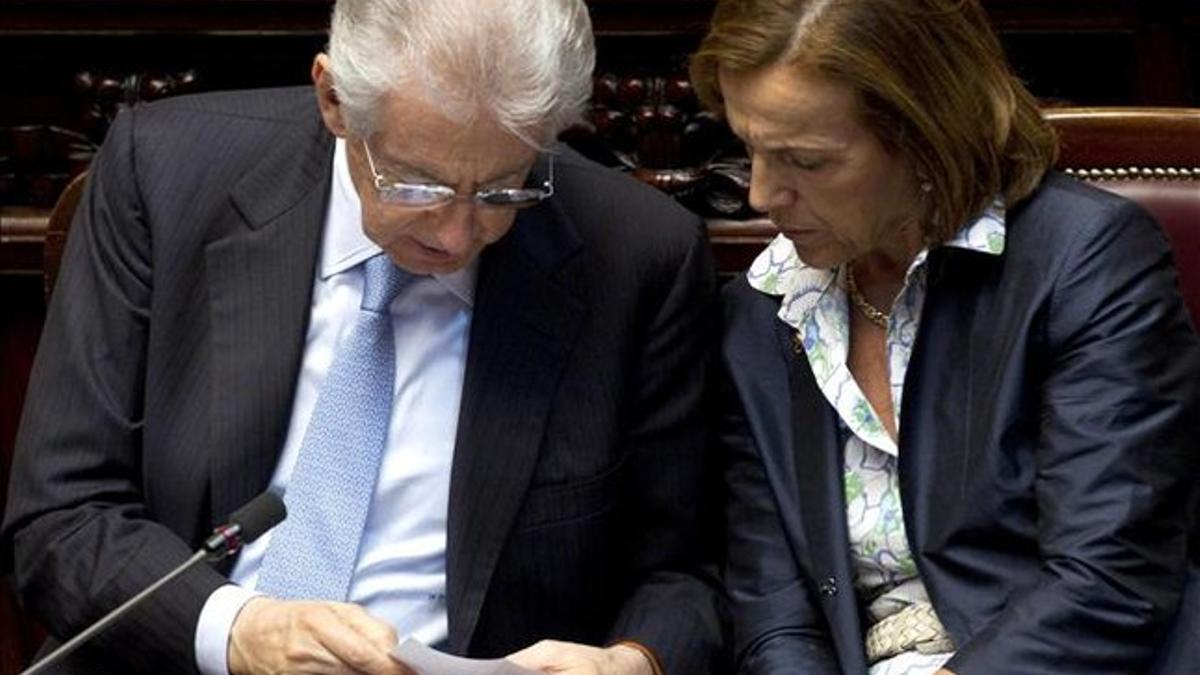 Mario Monti (izquierda) conversa con la ministra de Trabajo, Elsa Fornero, el jueves, en el Parlamento italiano.