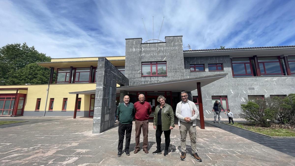 José Antonio Morales y José Manuel Iglesias, de la asociación de vecinos, junto a los ediles Pilar Santianes y Pergentino Martínez, delante del centro.