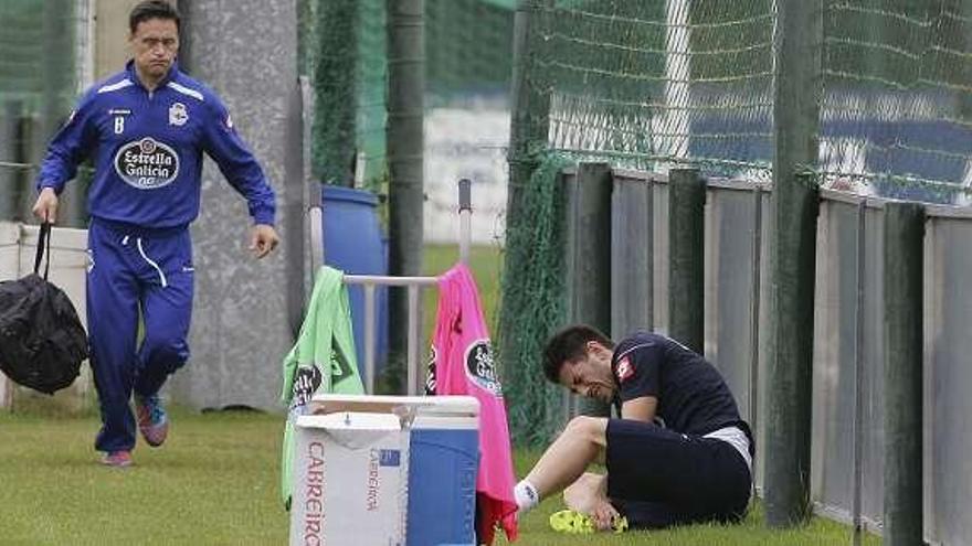 Arrriba, el doctor Barral corre hacia Pizzi; abajo, con Vázquez. / 13fotos