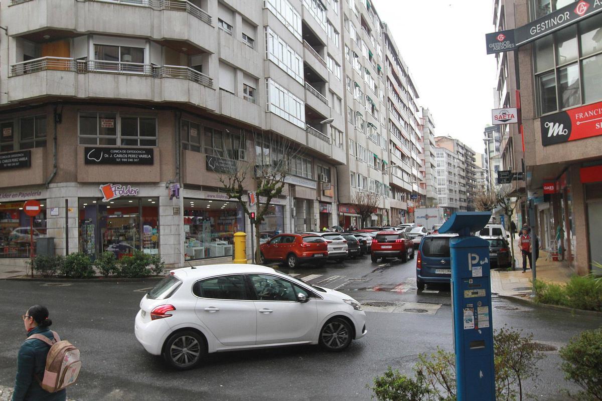 La calle Ramón Cabanillas, que forma parte de la Zona de Bajas Emisiones, con el parquímetro sin retirar
