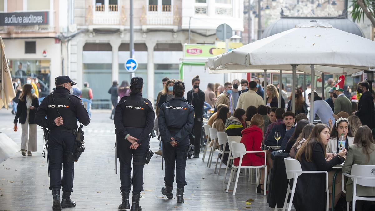 Agentes de la Policía Nacional patrullan por el centro de Cartagena en la pasada ‘Tardebuena’.