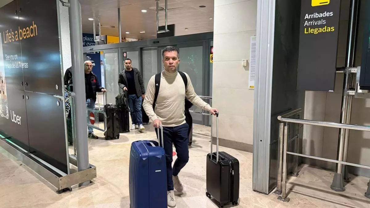 Luis Castro, a su llegada al aeropuerto de Manises.