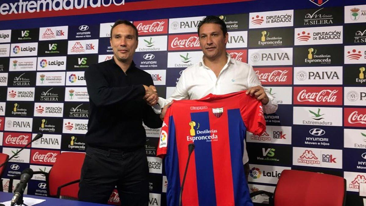Rodri posa con la camiseta del Extremadura en su presentación como técnico del equipo.